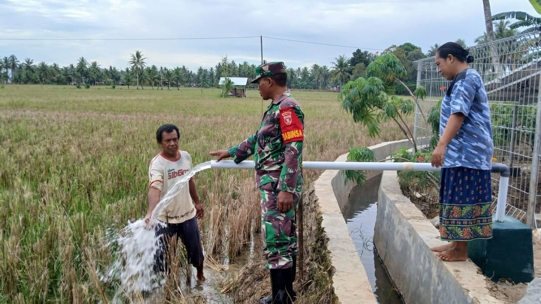 Air hasil pembangunan sumur bor program TMMD siap mengaliri lahan persawahan petani Desa Kerta Buana. (Istimewa)